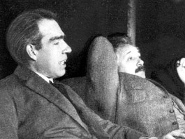 左：ニールス・ボーア、右：アルバート・アインシュタイン